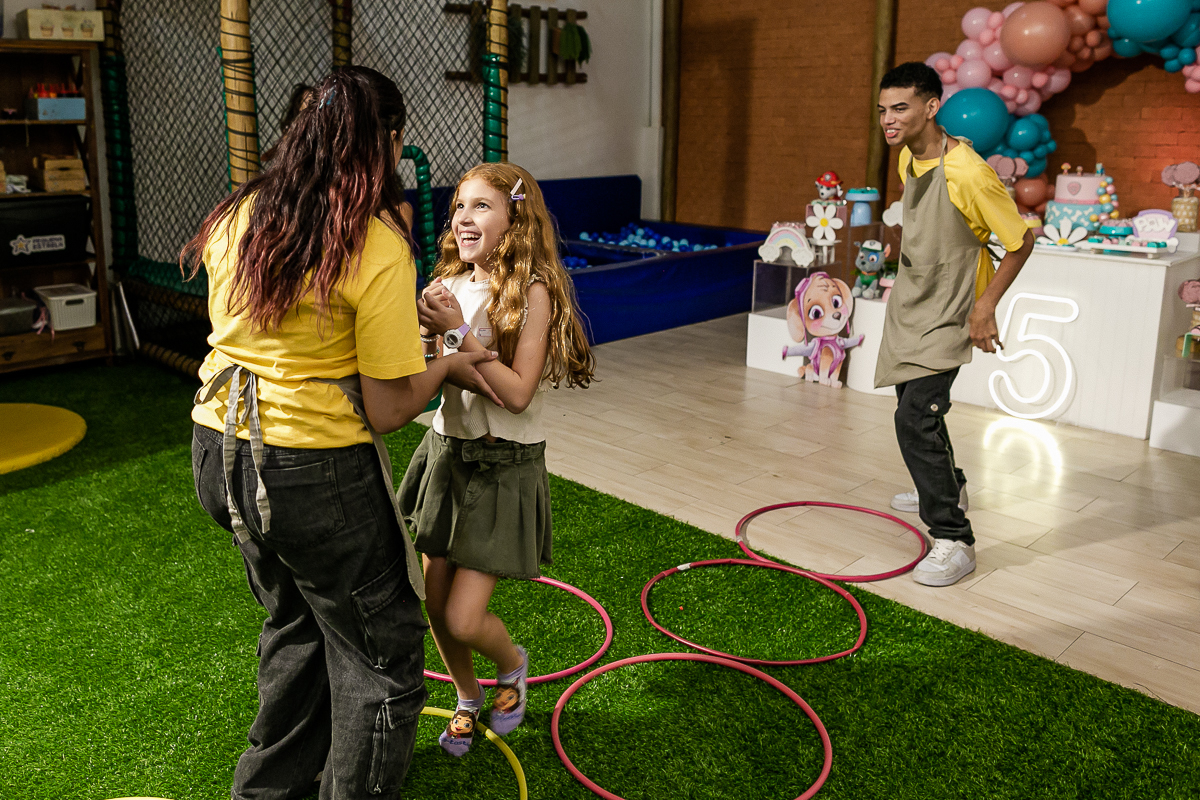 fotografias do aniversário de 5 anos da alice com o tema patrulha canina no buffet terralegria no bairro indianopolis zona sul sao paulo sp