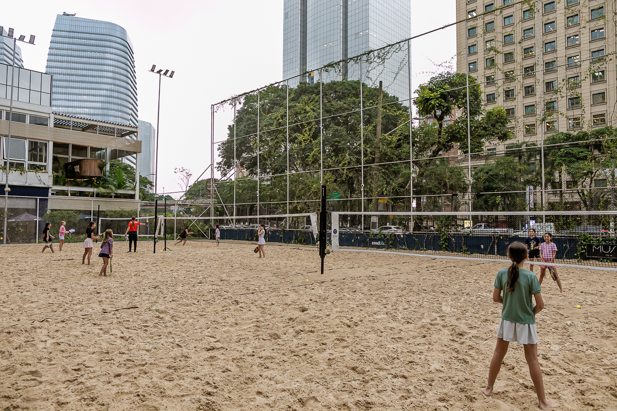fotografias do aniversário de 11 anos da luiza com o tema beach tenis na arena jk calçadão no itaim bibi zona sul de sao paulo sp