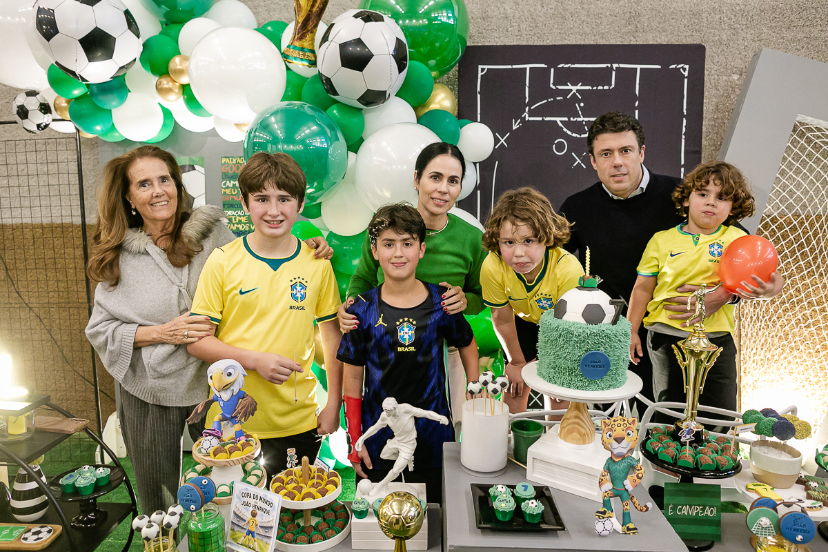 fotografias do aniversário de 7 anos do joão henrique com o tema copa do mundo de futebol na br arena zona sul de sao paulo sp