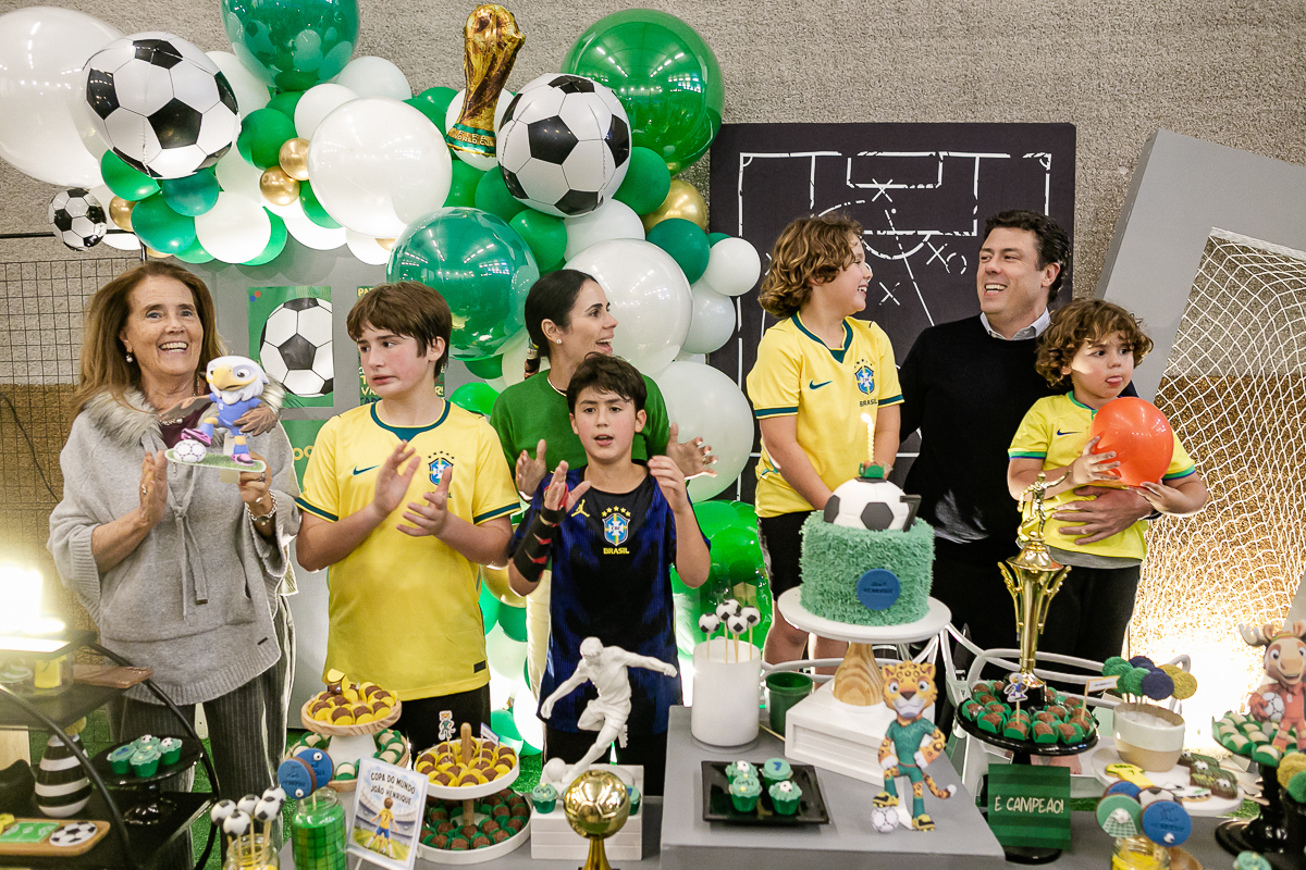 fotografias do aniversário de 7 anos do joão henrique com o tema copa do mundo de futebol na br arena zona sul de sao paulo sp