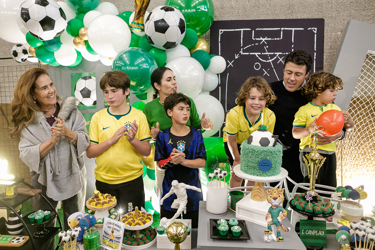 fotografias do aniversário de 7 anos do joão henrique com o tema copa do mundo de futebol na br arena zona sul de sao paulo sp
