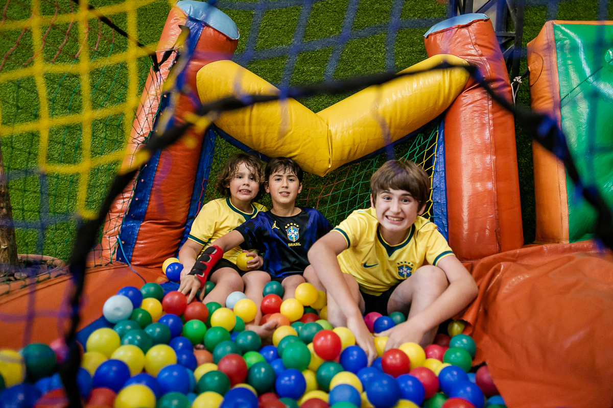 fotografias do aniversário de 7 anos do joão henrique com o tema copa do mundo de futebol na br arena zona sul de sao paulo sp