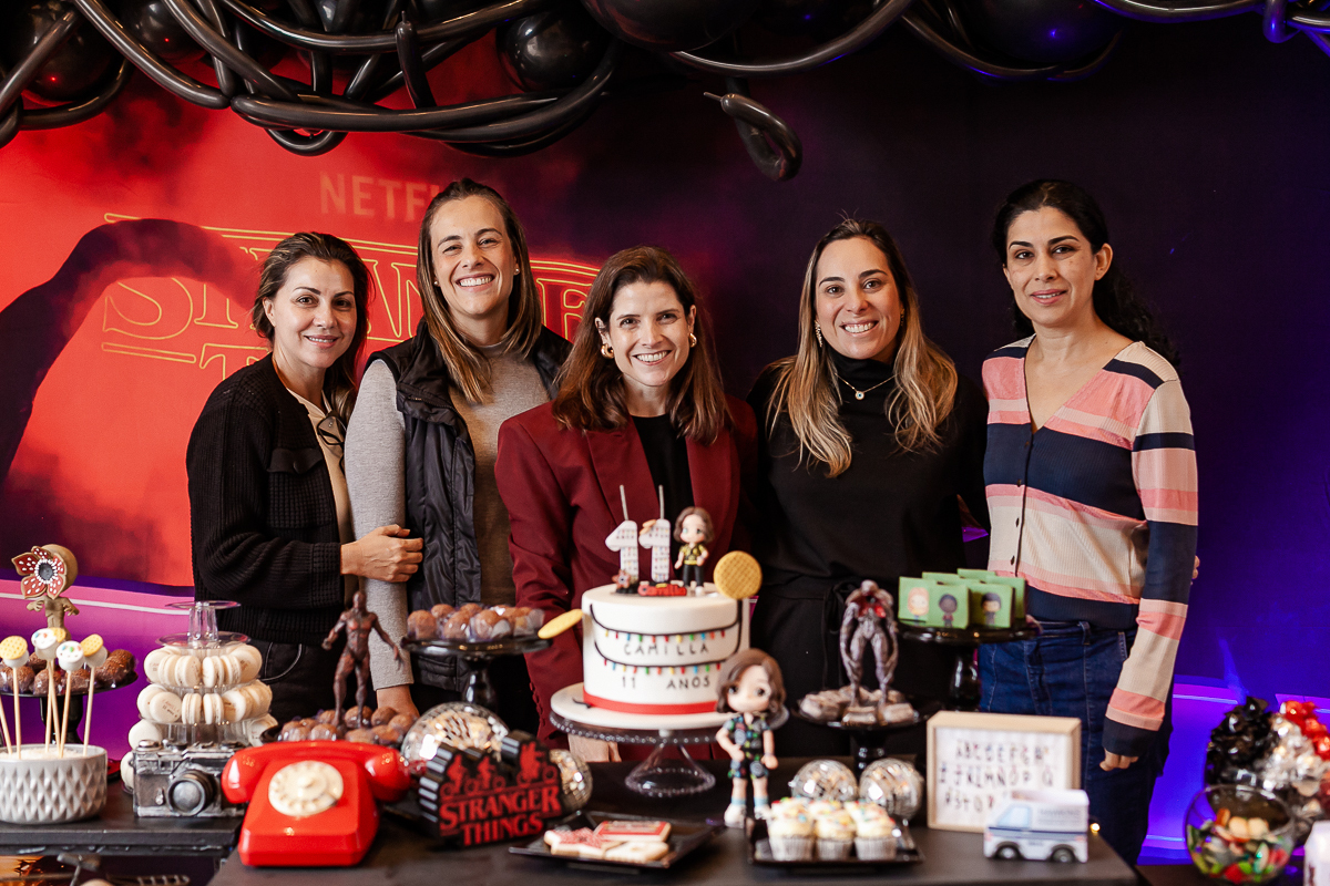 fotografias do aniversário de 11 anos da camilla com o tema strager things no quintal de casa no condominio kurumin em itu sp
