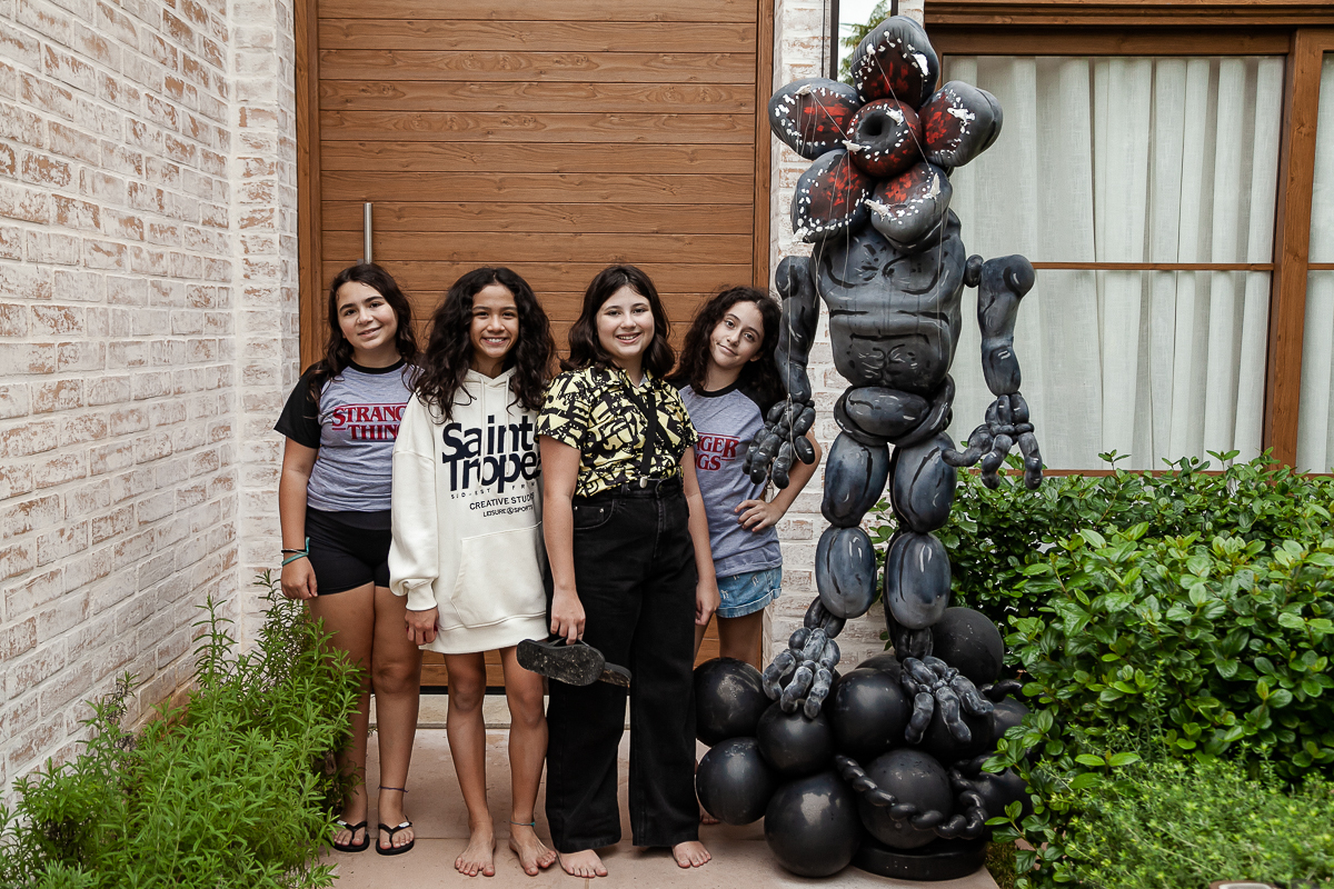 fotografias do aniversário de 11 anos da camilla com o tema strager things no quintal de casa no condominio kurumin em itu sp
