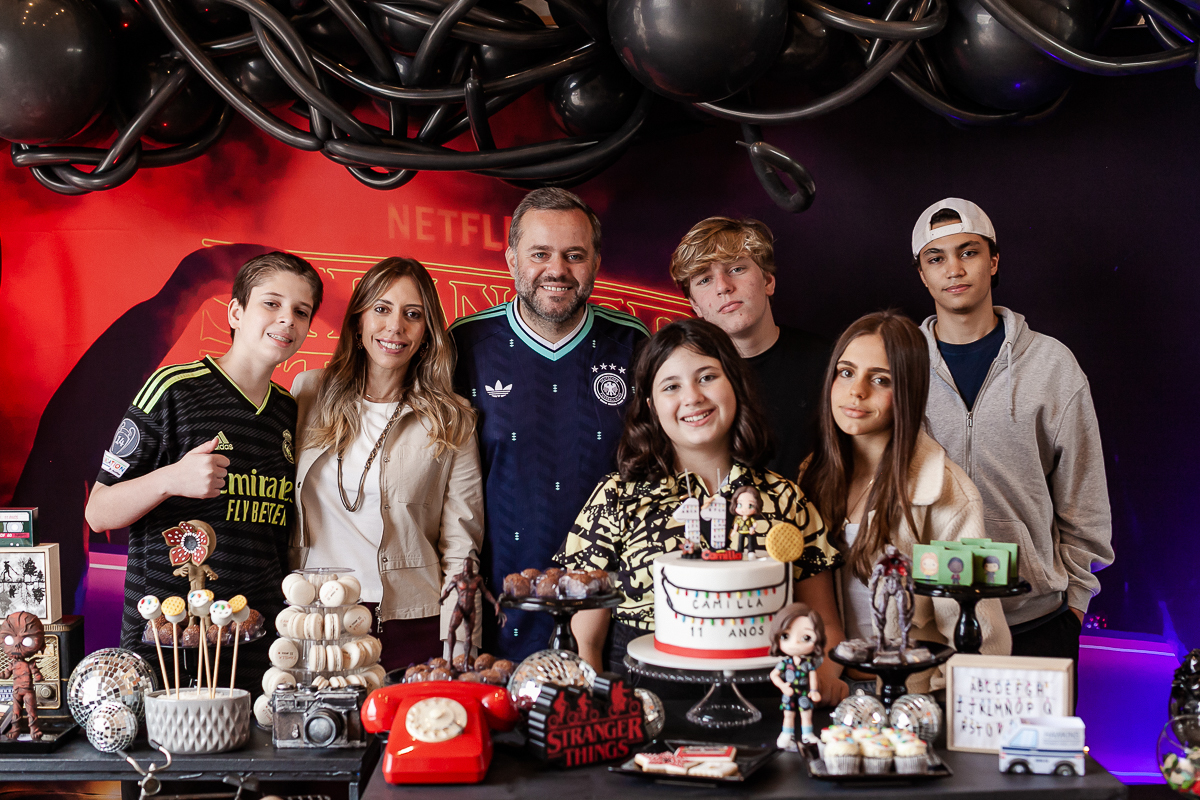 fotografias do aniversário de 11 anos da camilla com o tema strager things no quintal de casa no condominio kurumin em itu sp
