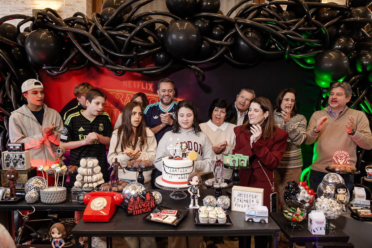 fotografias do aniversário de 11 anos da camilla com o tema strager things no quintal de casa no condominio kurumin em itu sp