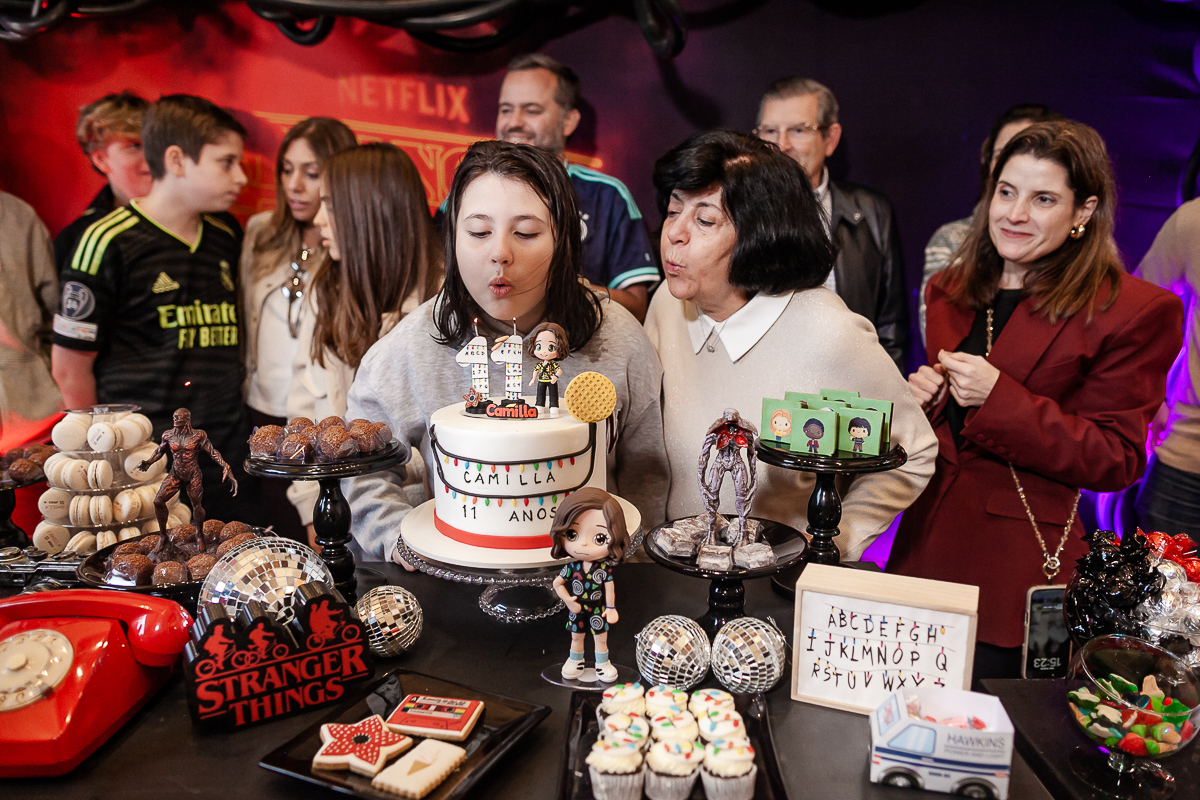 fotografias do aniversário de 11 anos da camilla com o tema strager things no quintal de casa no condominio kurumin em itu sp