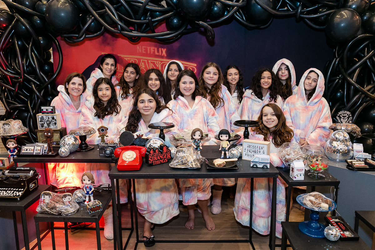 fotografias do aniversário de 11 anos da camilla com o tema strager things no quintal de casa no condominio kurumin em itu sp