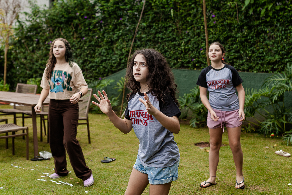 fotografias do aniversário de 11 anos da camilla com o tema strager things no quintal de casa no condominio kurumin em itu sp