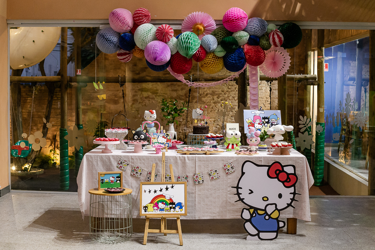 fotografias do aniversário de 7 anos da Alice com o tema hello kit no buffet jardim da manduri no campo belo zona sul de sao paulo sp