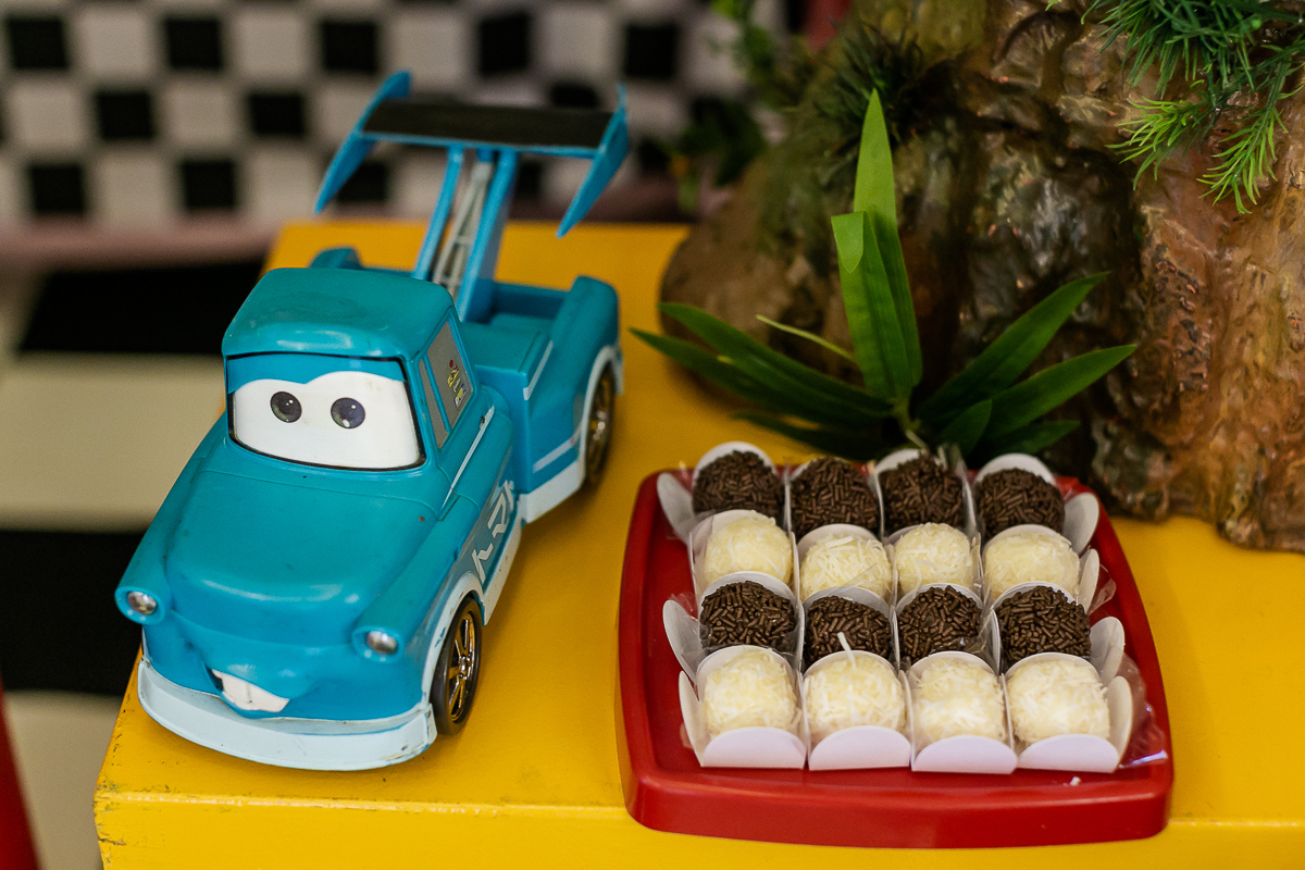 fotografias do aniversário de 4 anos da agatha com o tema carros no buffet caixinha de surpresa no campo belo zona sul de sao paulo sp