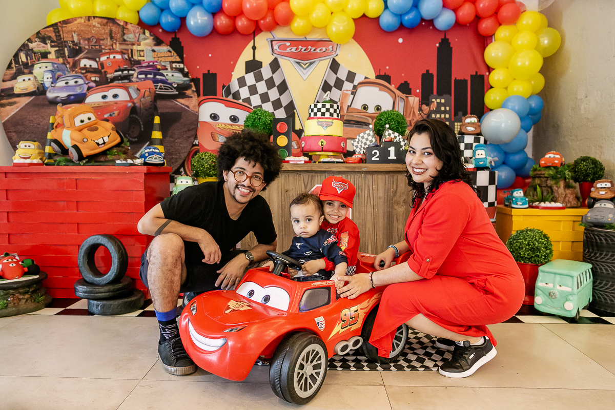 fotografias do aniversário de 4 anos da agatha com o tema carros no buffet caixinha de surpresa no campo belo zona sul de sao paulo sp