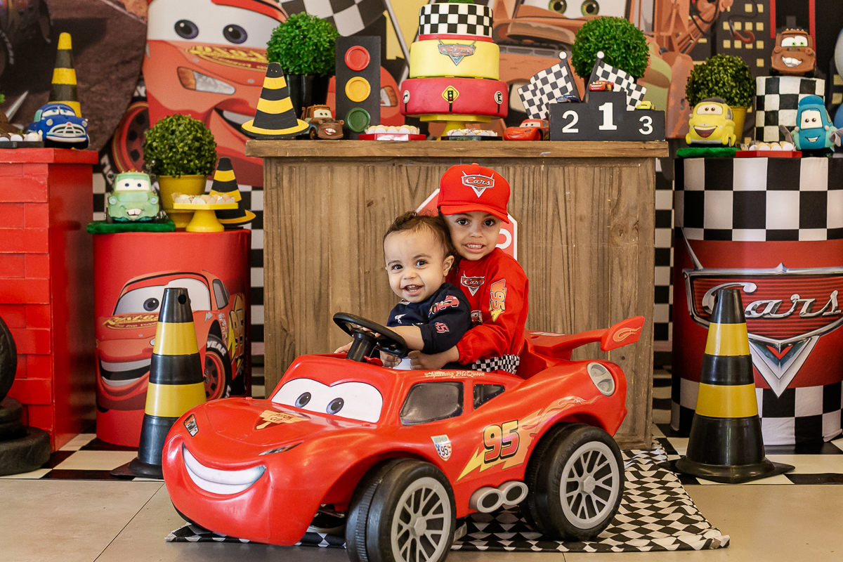 fotografias do aniversário de 4 anos da agatha com o tema carros no buffet caixinha de surpresa no campo belo zona sul de sao paulo sp