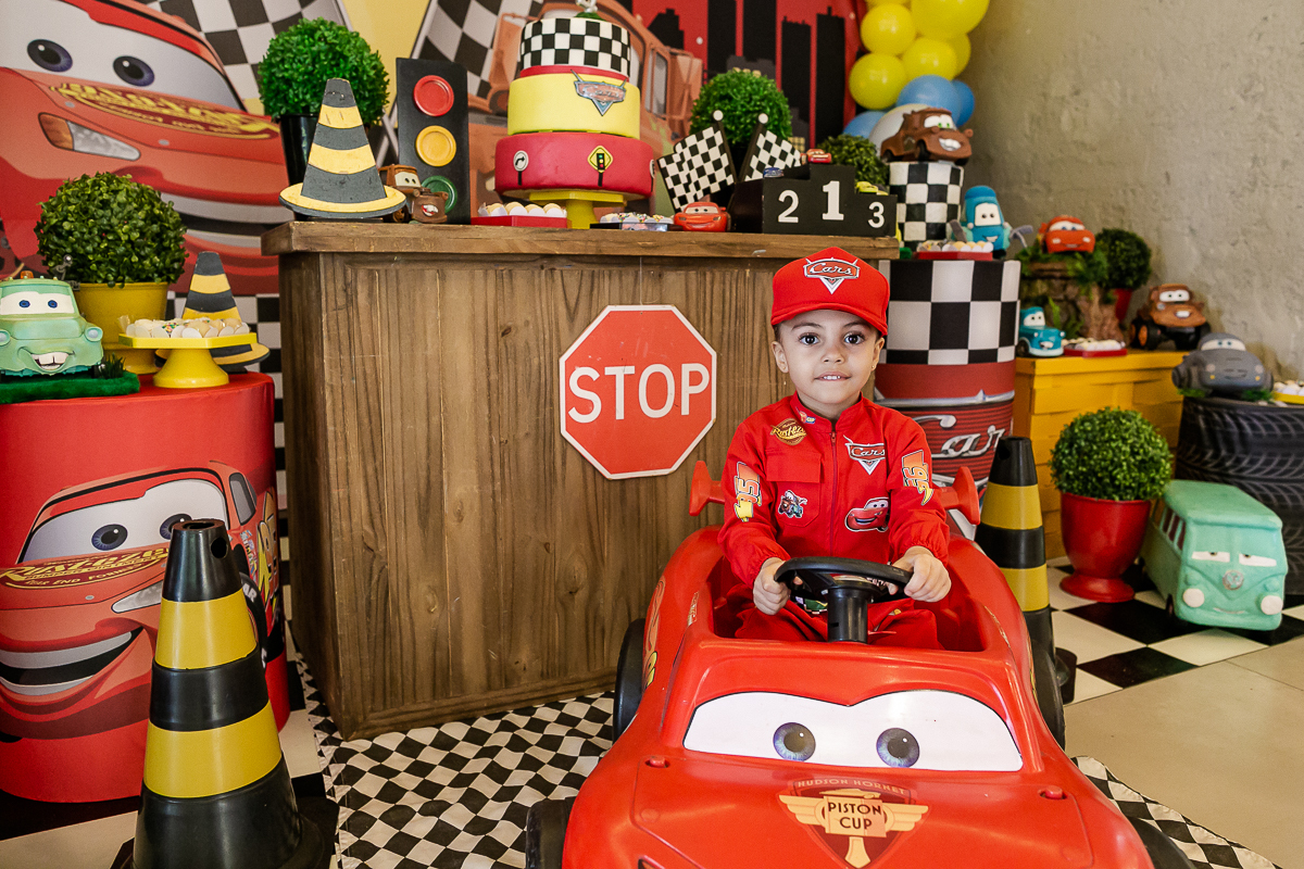fotografias do aniversário de 4 anos da agatha com o tema carros no buffet caixinha de surpresa no campo belo zona sul de sao paulo sp