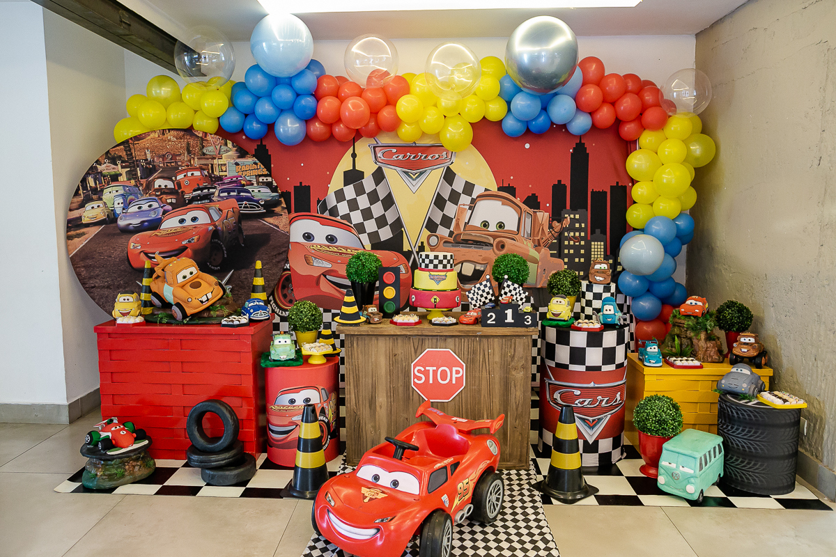 fotografias do aniversário de 4 anos da agatha com o tema carros no buffet caixinha de surpresa no campo belo zona sul de sao paulo sp