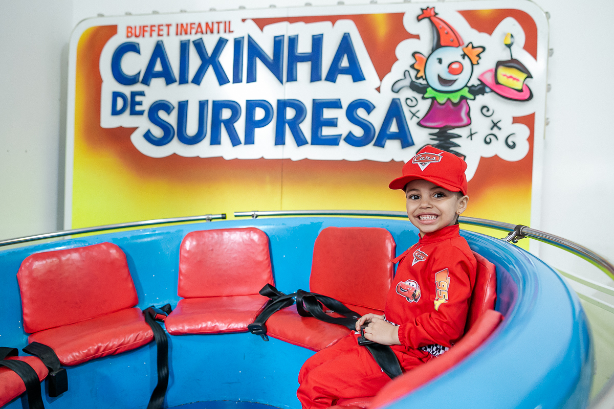 fotografias do aniversário de 4 anos da agatha com o tema carros no buffet caixinha de surpresa no campo belo zona sul de sao paulo sp