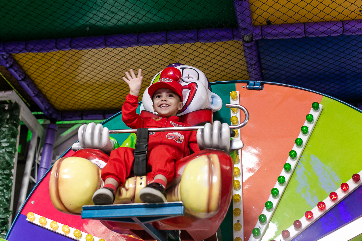 fotografias do aniversário de 4 anos da agatha com o tema carros no buffet caixinha de surpresa no campo belo zona sul de sao paulo sp