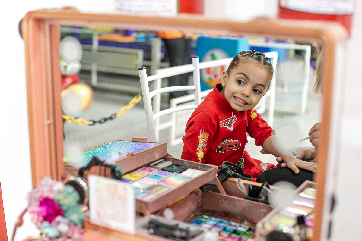 fotografias do aniversário de 4 anos da agatha com o tema carros no buffet caixinha de surpresa no campo belo zona sul de sao paulo sp