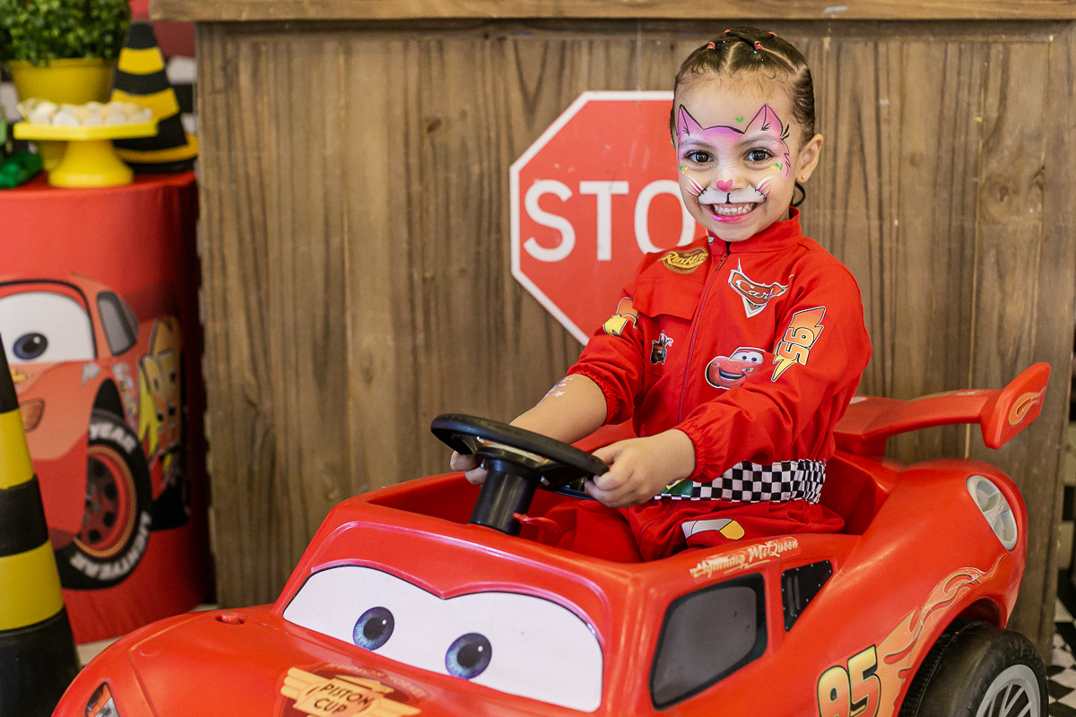 fotografias do aniversário de 4 anos da agatha com o tema carros no buffet caixinha de surpresa no campo belo zona sul de sao paulo sp