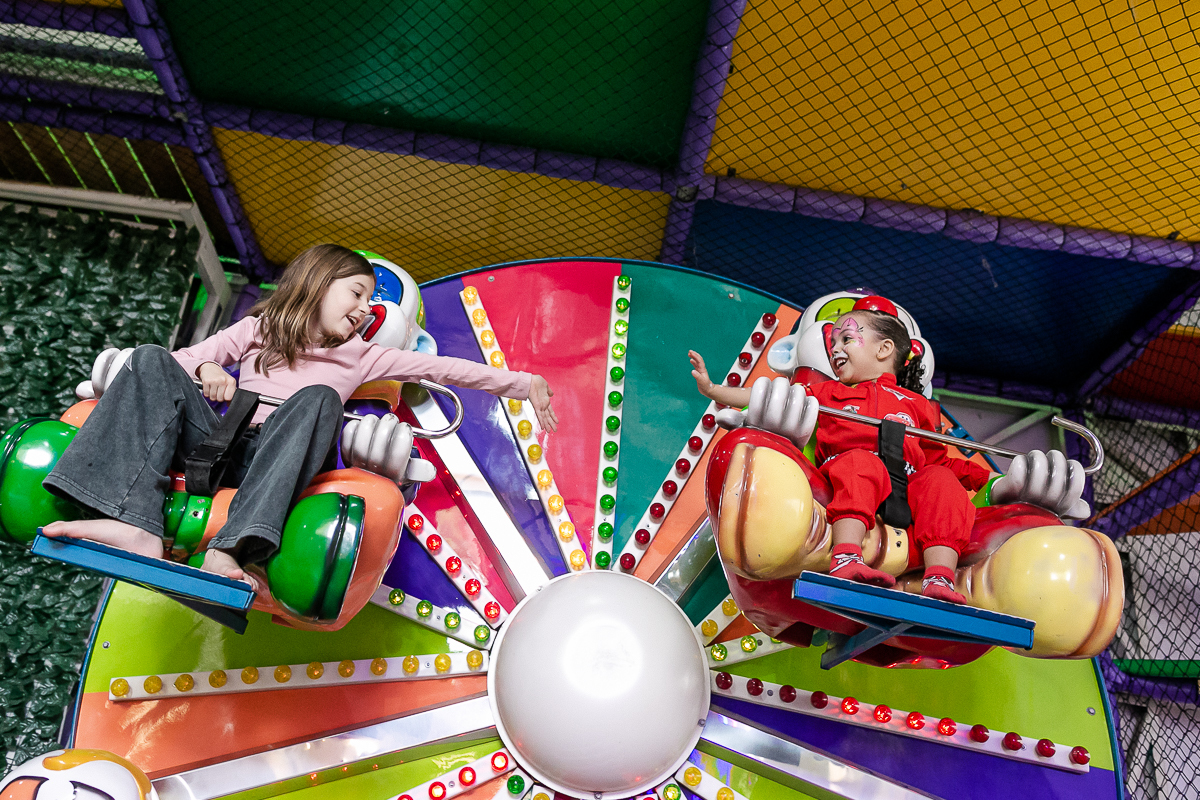 fotografias do aniversário de 4 anos da agatha com o tema carros no buffet caixinha de surpresa no campo belo zona sul de sao paulo sp