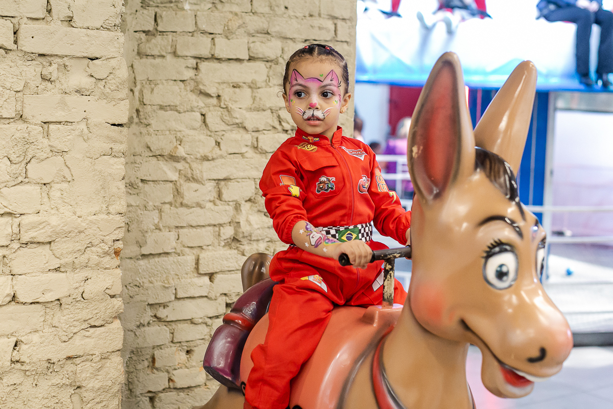 fotografias do aniversário de 4 anos da agatha com o tema carros no buffet caixinha de surpresa no campo belo zona sul de sao paulo sp