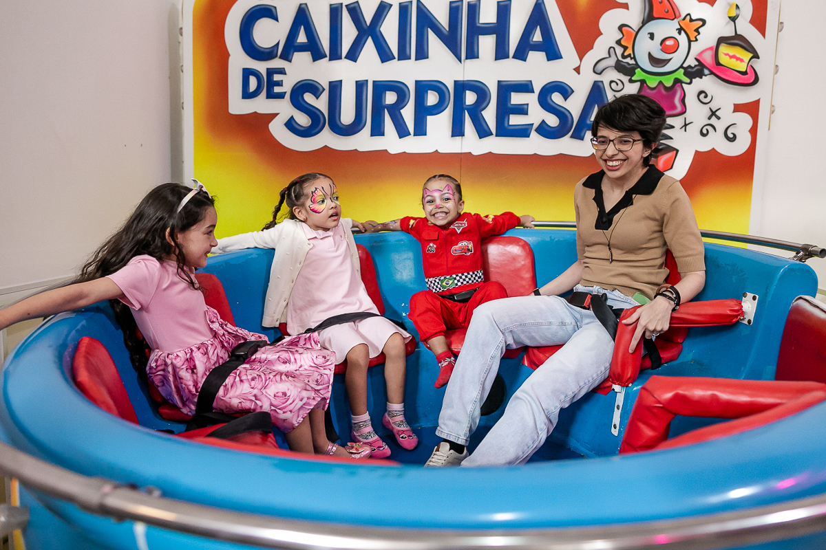 fotografias do aniversário de 4 anos da agatha com o tema carros no buffet caixinha de surpresa no campo belo zona sul de sao paulo sp