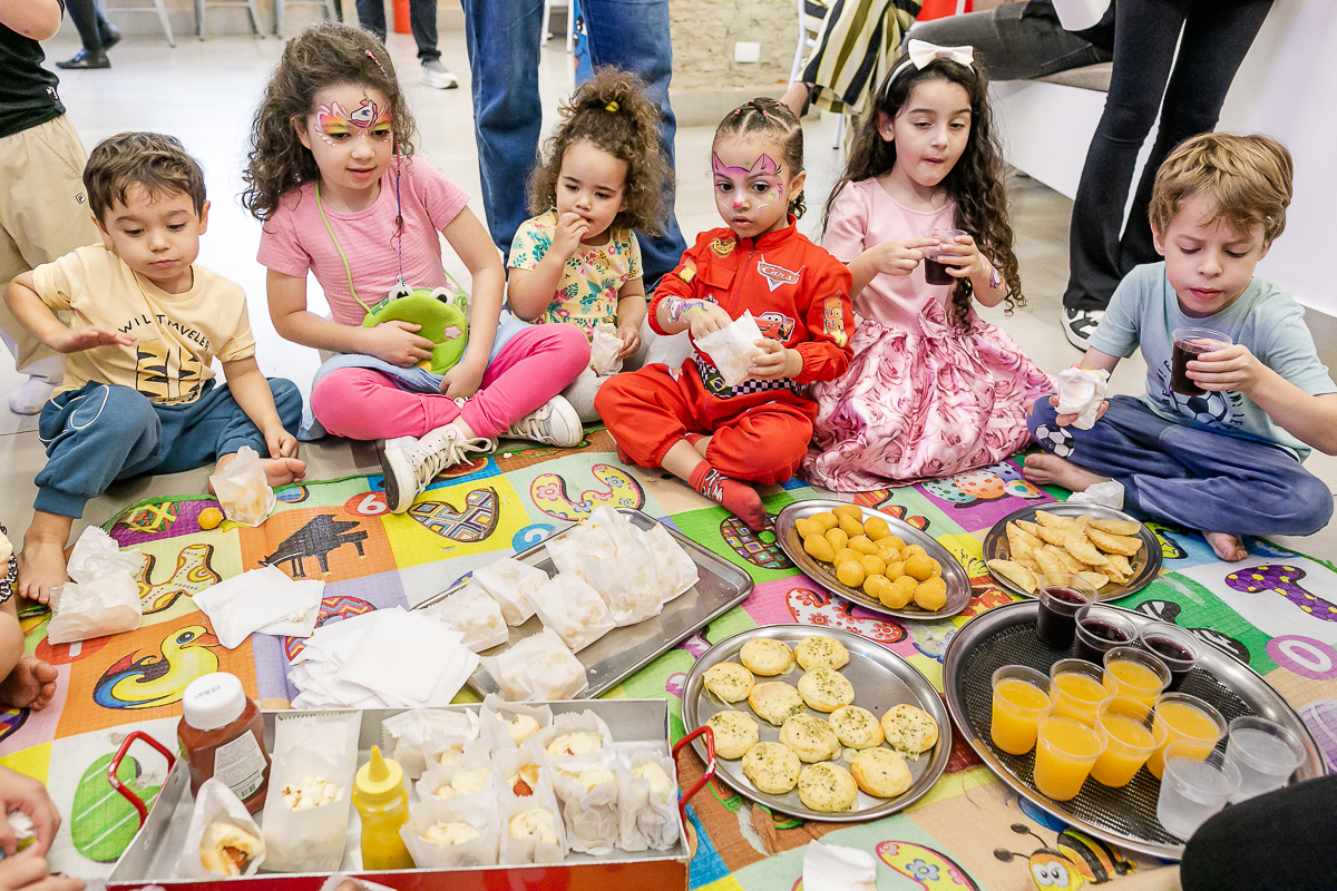 fotografias do aniversário de 4 anos da agatha com o tema carros no buffet caixinha de surpresa no campo belo zona sul de sao paulo sp