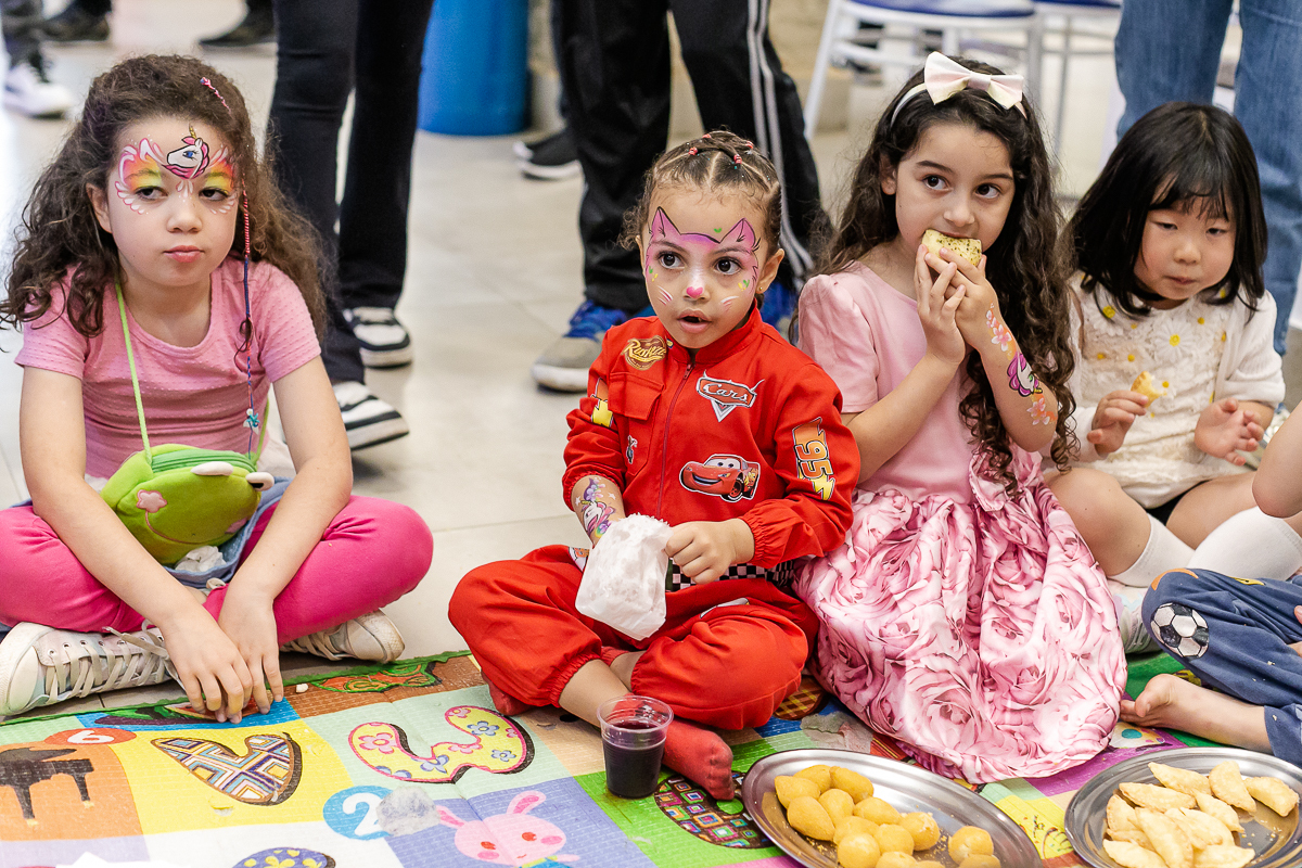 fotografias do aniversário de 4 anos da agatha com o tema carros no buffet caixinha de surpresa no campo belo zona sul de sao paulo sp