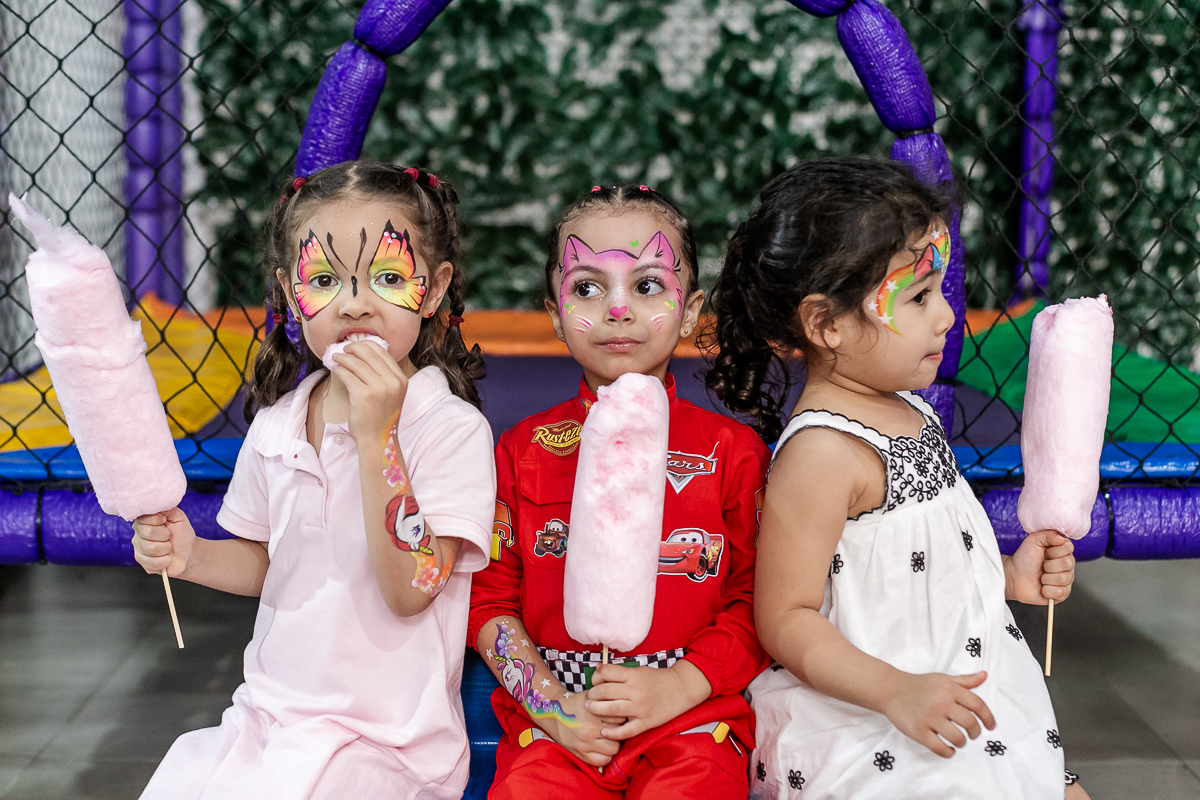 fotografias do aniversário de 4 anos da agatha com o tema carros no buffet caixinha de surpresa no campo belo zona sul de sao paulo sp