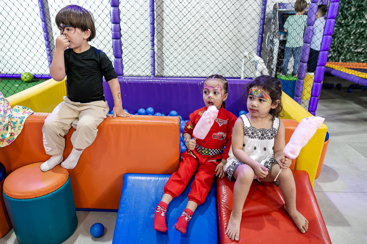 fotografias do aniversário de 4 anos da agatha com o tema carros no buffet caixinha de surpresa no campo belo zona sul de sao paulo sp