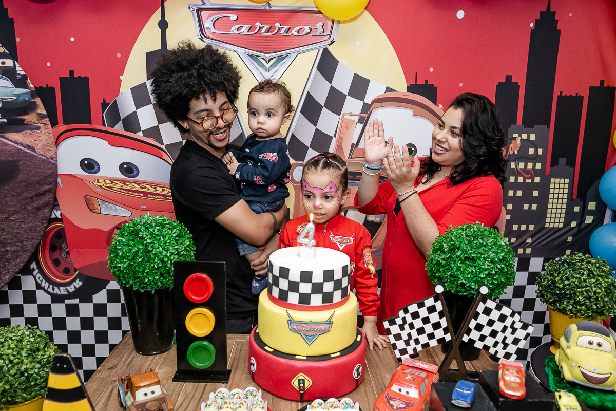 fotografias do aniversário de 4 anos da agatha com o tema carros no buffet caixinha de surpresa no campo belo zona sul de sao paulo sp