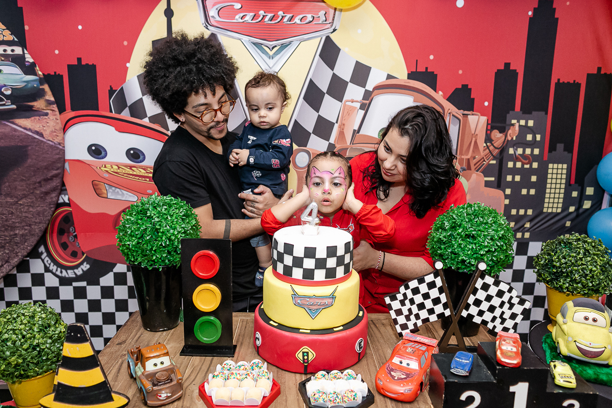 fotografias do aniversário de 4 anos da agatha com o tema carros no buffet caixinha de surpresa no campo belo zona sul de sao paulo sp