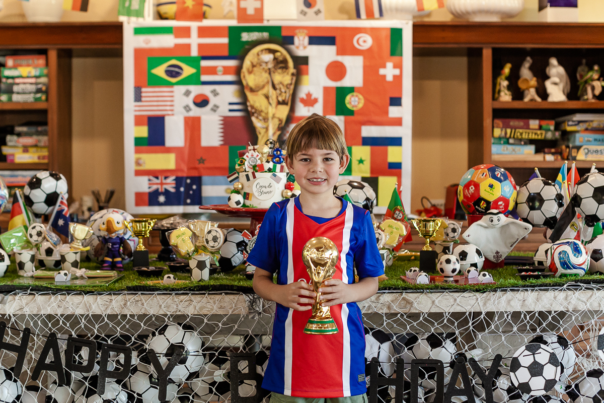 fotografias do aniversário de 8 anos do bruno com o tema copa no mundo no quintal de casa no condominio sao pedro no guaruja sp
