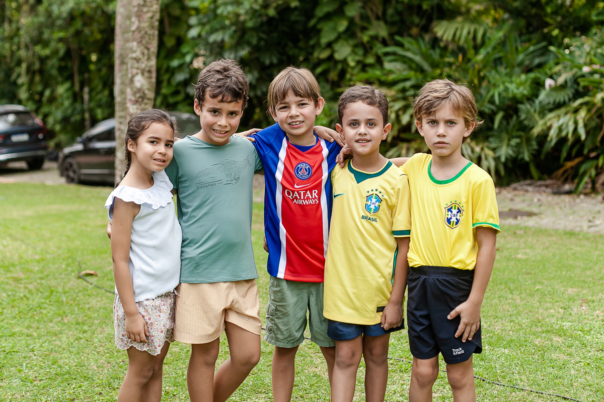 fotografias do aniversário de 8 anos do bruno com o tema copa no mundo no quintal de casa no condominio sao pedro no guaruja sp