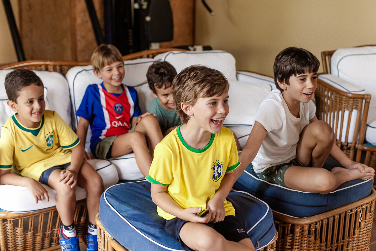 fotografias do aniversário de 8 anos do bruno com o tema copa no mundo no quintal de casa no condominio sao pedro no guaruja sp