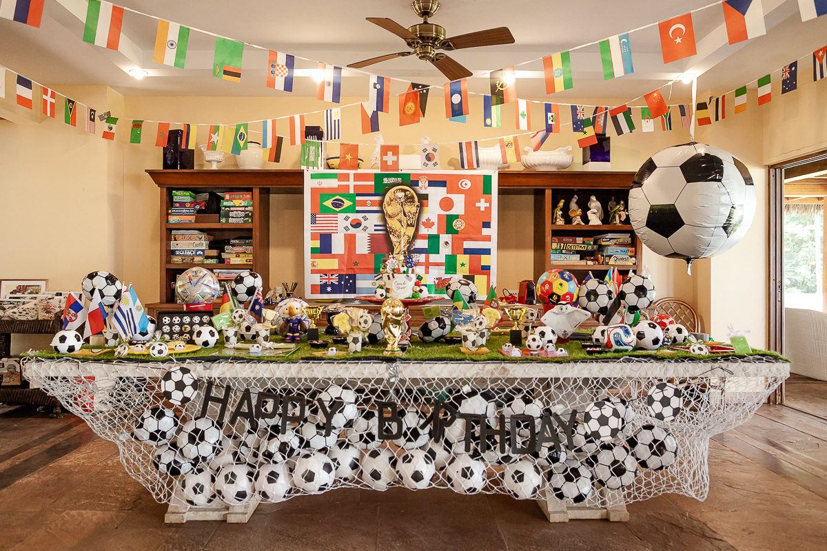 fotografias do aniversário de 8 anos do bruno com o tema copa no mundo no quintal de casa no condominio sao pedro no guaruja sp