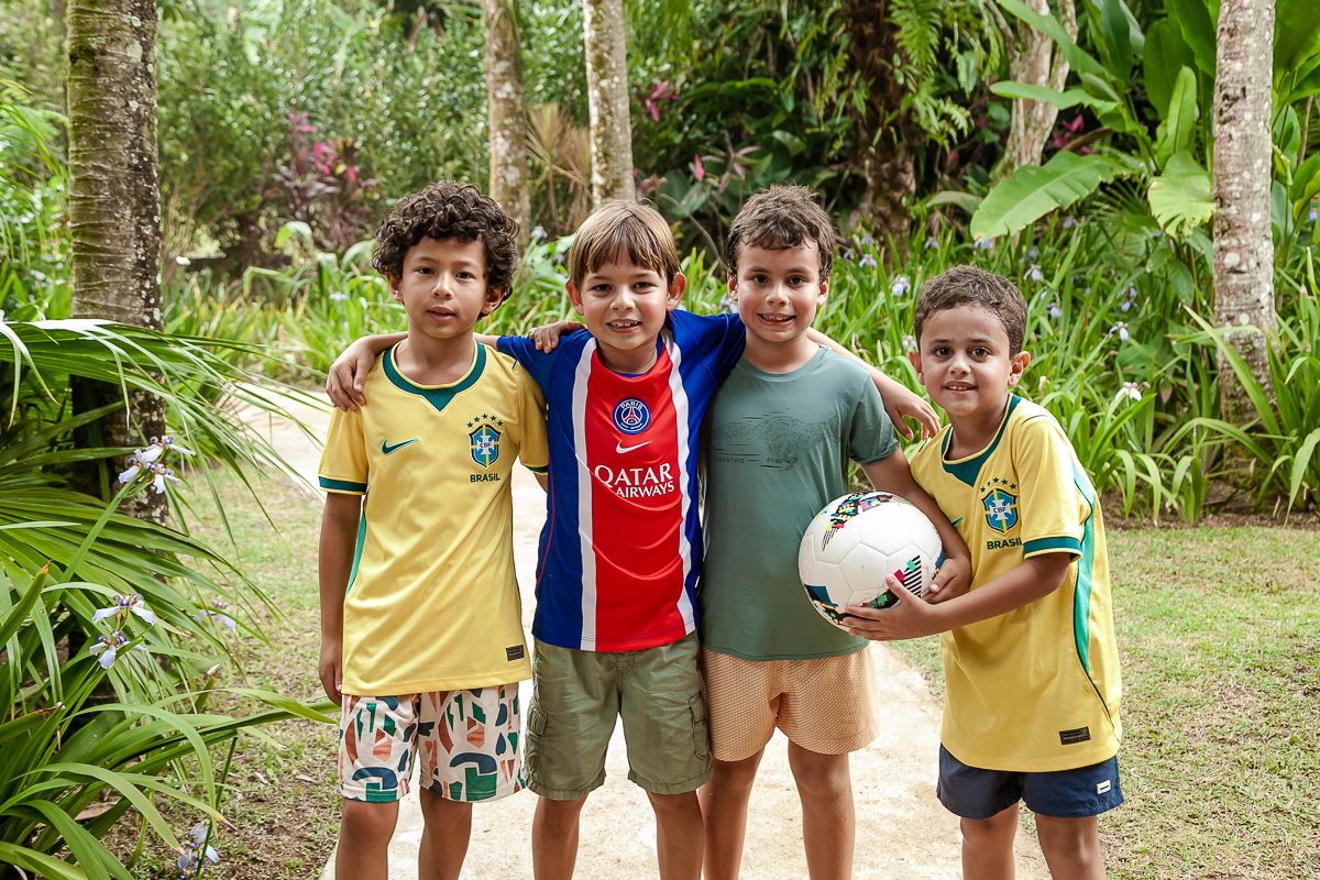 fotografias do aniversário de 8 anos do bruno com o tema copa no mundo no quintal de casa no condominio sao pedro no guaruja sp