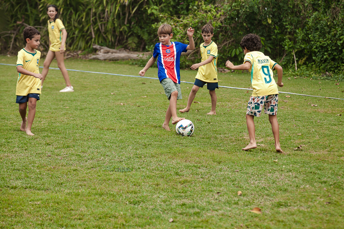 fotografias do aniversário de 8 anos do bruno com o tema copa no mundo no quintal de casa no condominio sao pedro no guaruja sp
