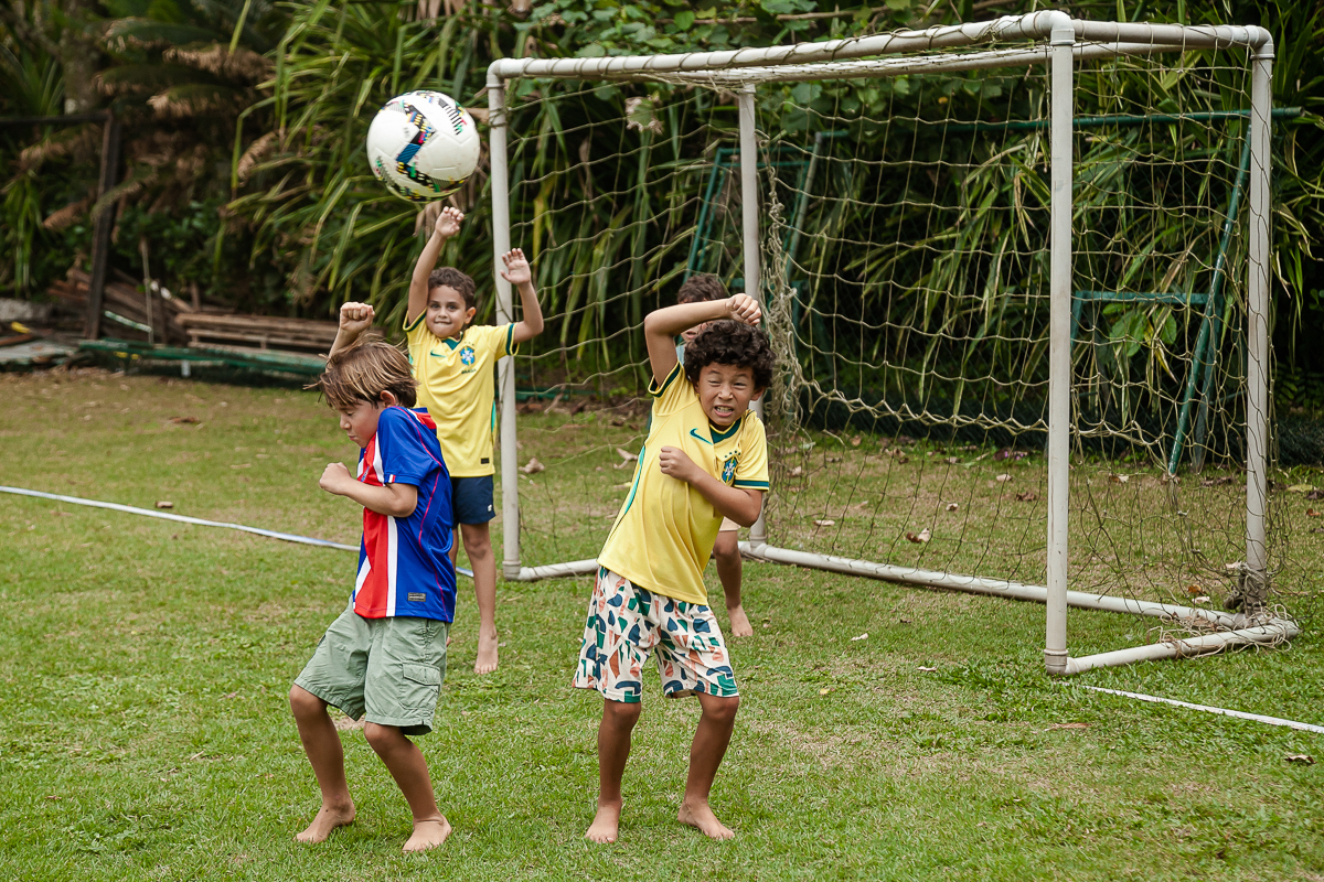 fotografias do aniversário de 8 anos do bruno com o tema copa no mundo no quintal de casa no condominio sao pedro no guaruja sp