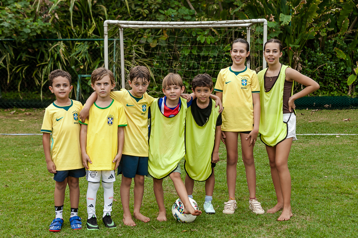 fotografias do aniversário de 8 anos do bruno com o tema copa no mundo no quintal de casa no condominio sao pedro no guaruja sp