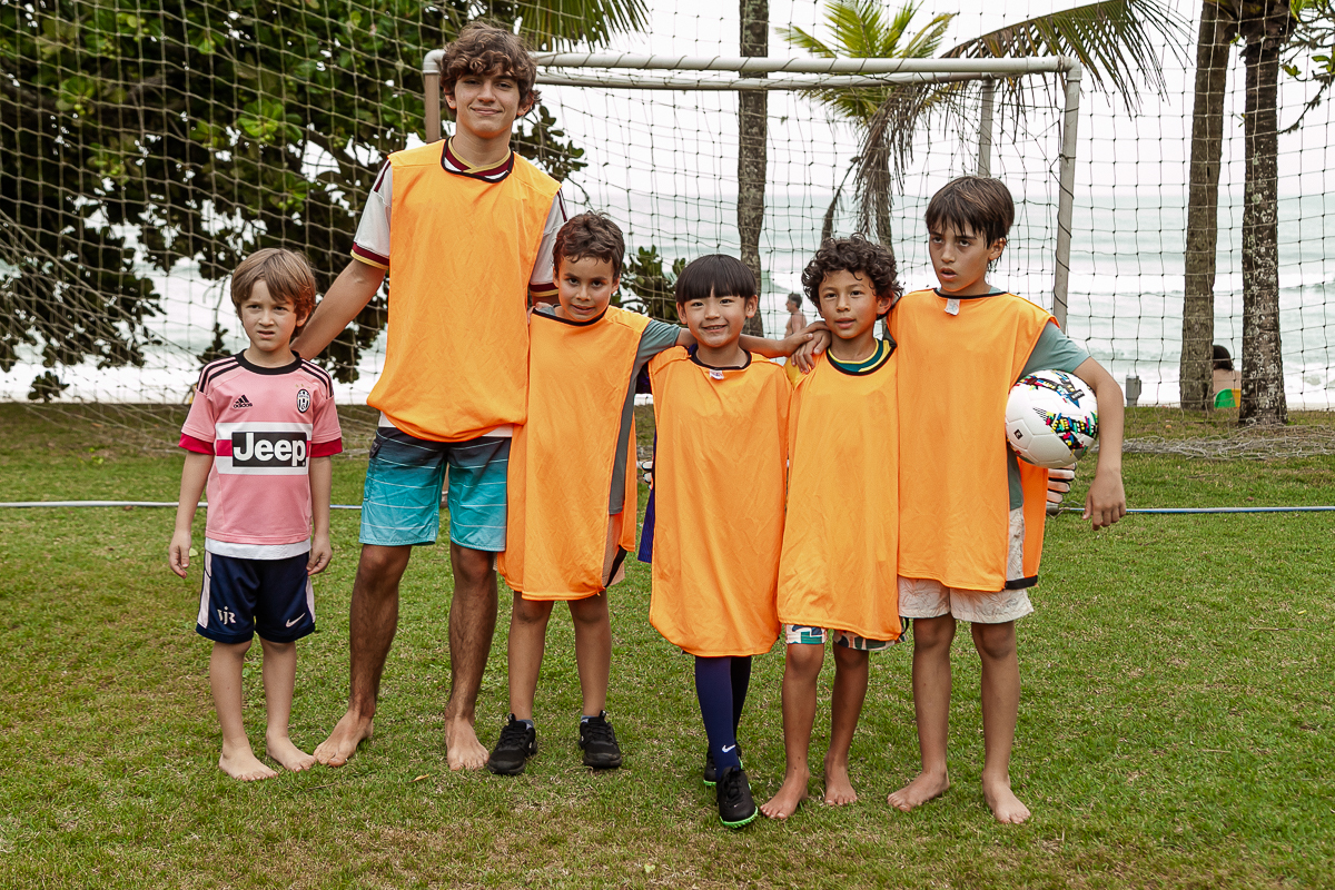 fotografias do aniversário de 8 anos do bruno com o tema copa no mundo no quintal de casa no condominio sao pedro no guaruja sp