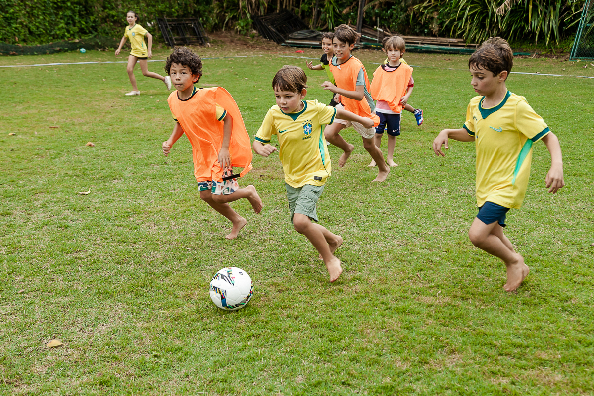 fotografias do aniversário de 8 anos do bruno com o tema copa no mundo no quintal de casa no condominio sao pedro no guaruja sp