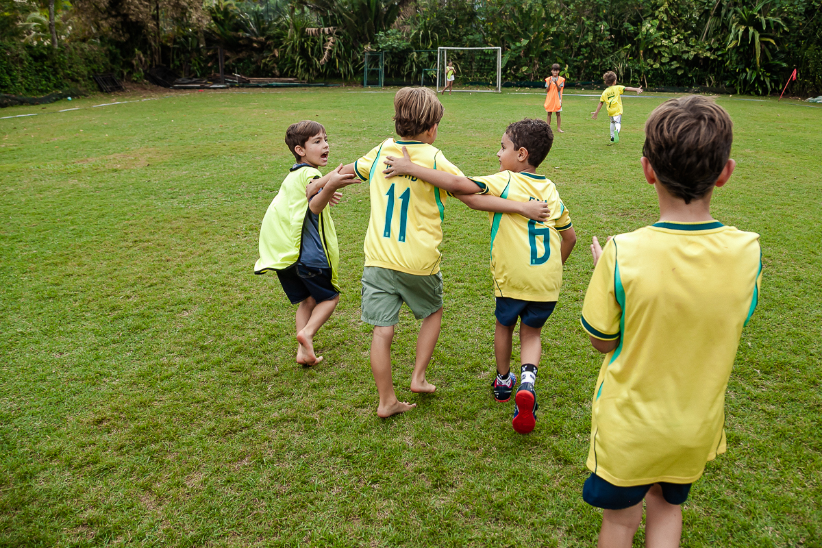 fotografias do aniversário de 8 anos do bruno com o tema copa no mundo no quintal de casa no condominio sao pedro no guaruja sp
