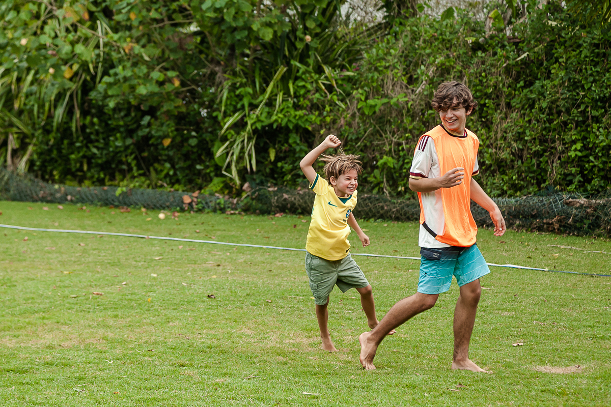 fotografias do aniversário de 8 anos do bruno com o tema copa no mundo no quintal de casa no condominio sao pedro no guaruja sp