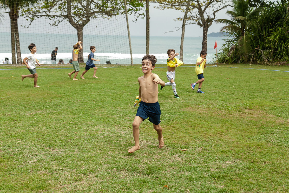 fotografias do aniversário de 8 anos do bruno com o tema copa no mundo no quintal de casa no condominio sao pedro no guaruja sp