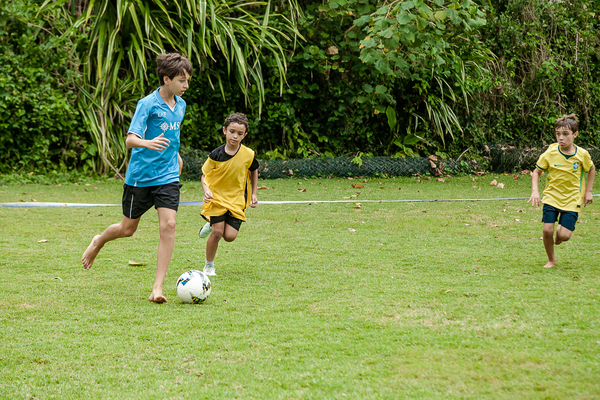 fotografias do aniversário de 8 anos do bruno com o tema copa no mundo no quintal de casa no condominio sao pedro no guaruja sp
