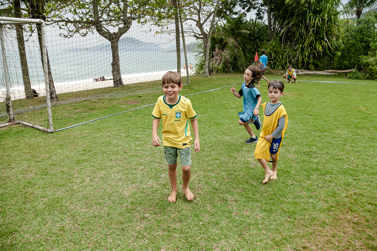 fotografias do aniversário de 8 anos do bruno com o tema copa no mundo no quintal de casa no condominio sao pedro no guaruja sp