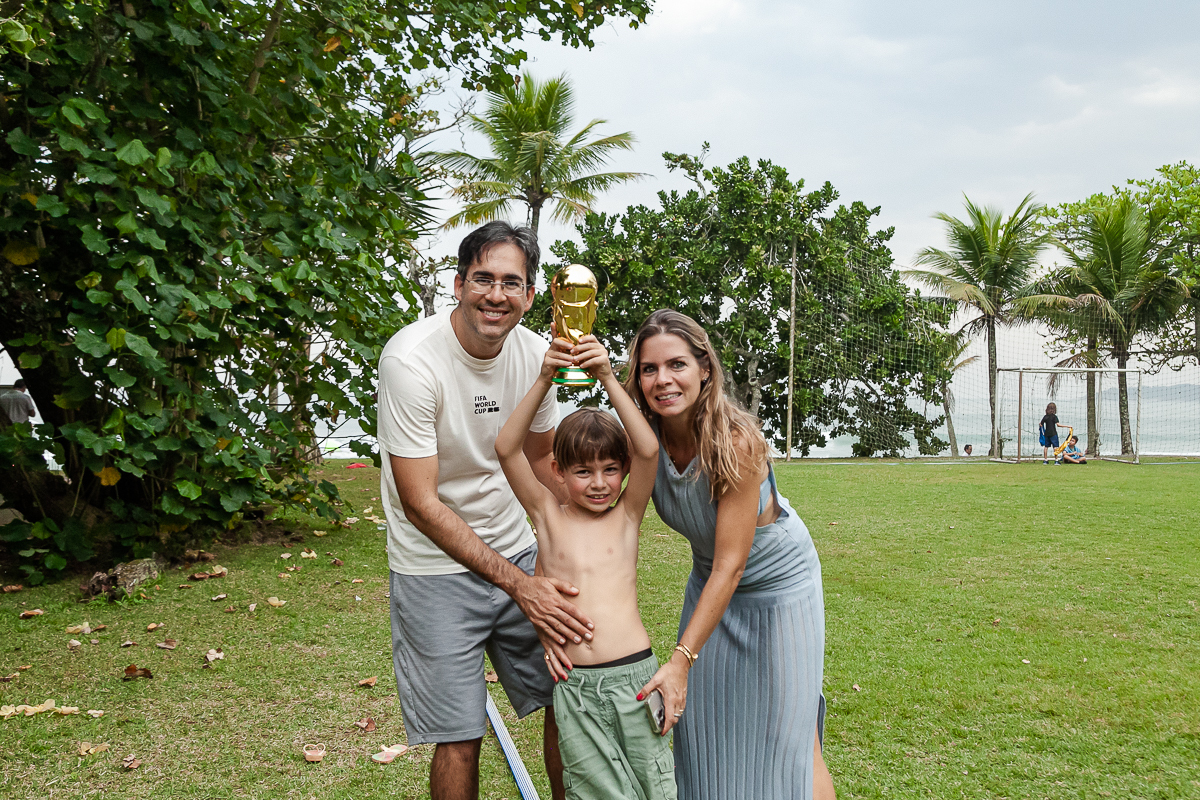 fotografias do aniversário de 8 anos do bruno com o tema copa no mundo no quintal de casa no condominio sao pedro no guaruja sp