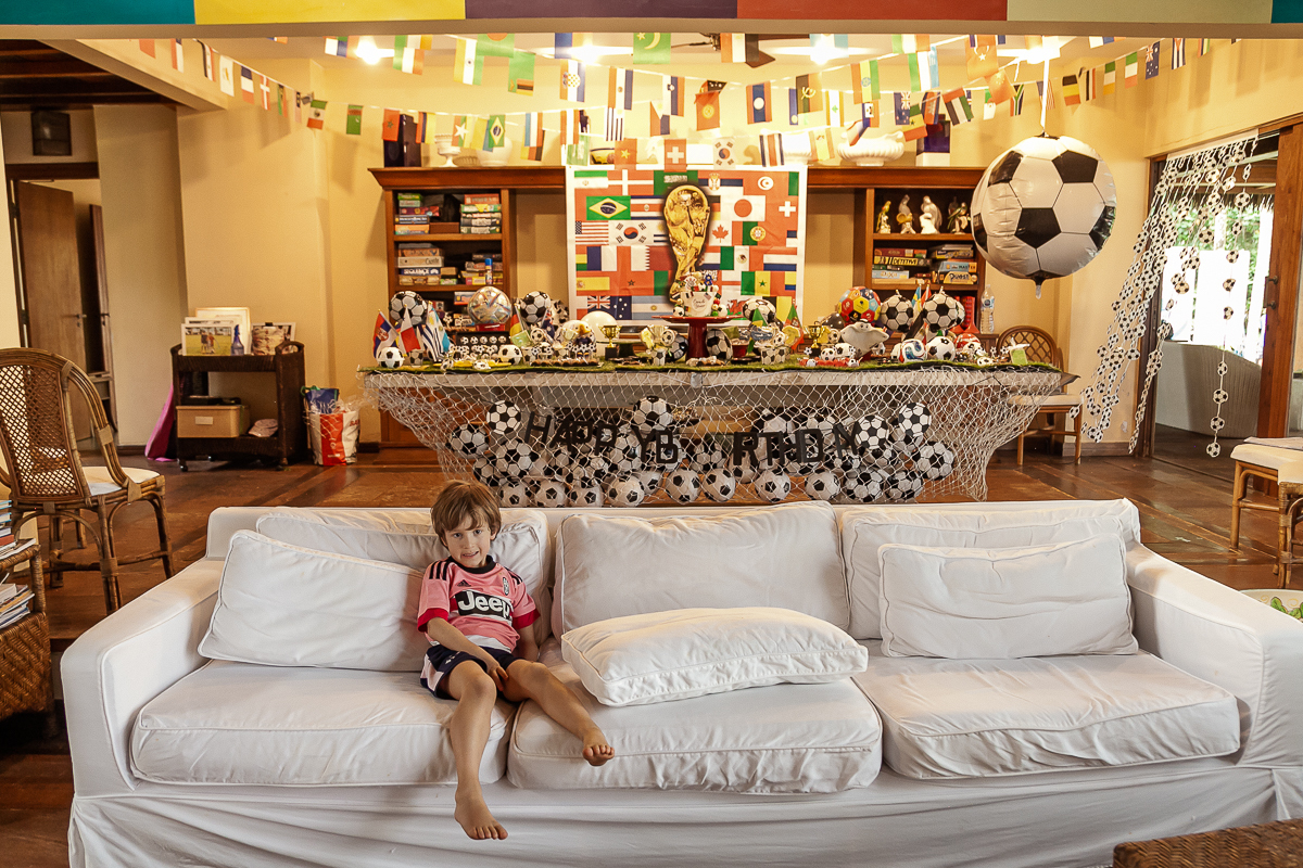 fotografias do aniversário de 8 anos do bruno com o tema copa no mundo no quintal de casa no condominio sao pedro no guaruja sp