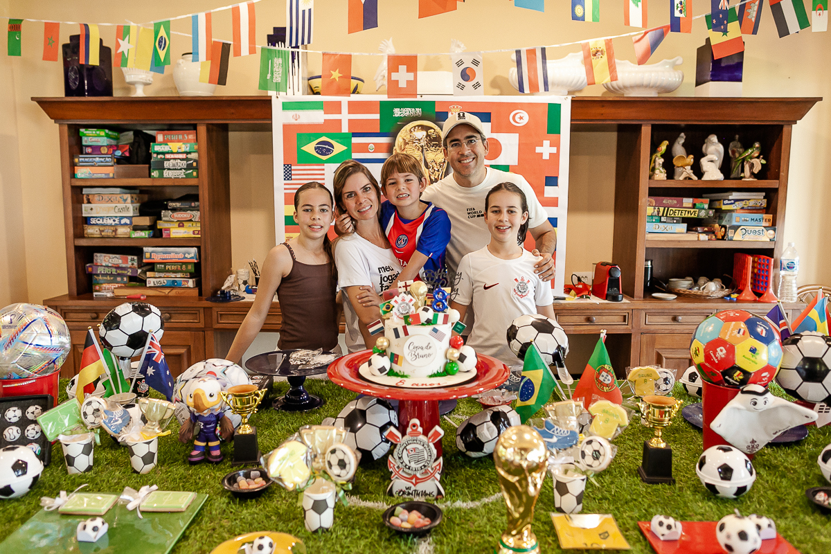 fotografias do aniversário de 8 anos do bruno com o tema copa no mundo no quintal de casa no condominio sao pedro no guaruja sp